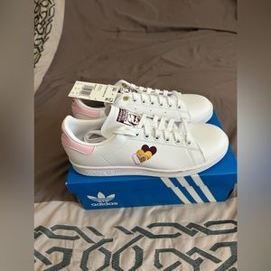 White Adidas Stan Smith women’s shoes.